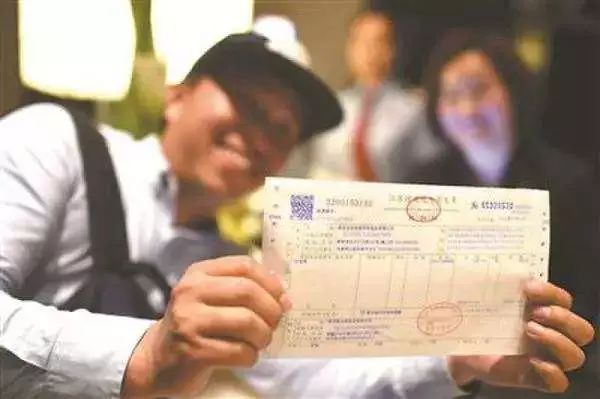 记得要发票！济南一“锦鲤”去商场消费1135元 发票中奖30万
